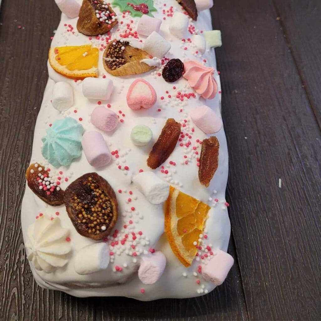 Cozonac decorat cu bezea Brasov Kron Cakes and Cafe
